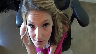 Une blonde video x amateur streaming au gros cul chevauche une bite dure à l'envers sur une caméra POV. Elle se fait baiser sa fente douce et séduisante en position missionnaire jusqu'à la fin heureuse.
